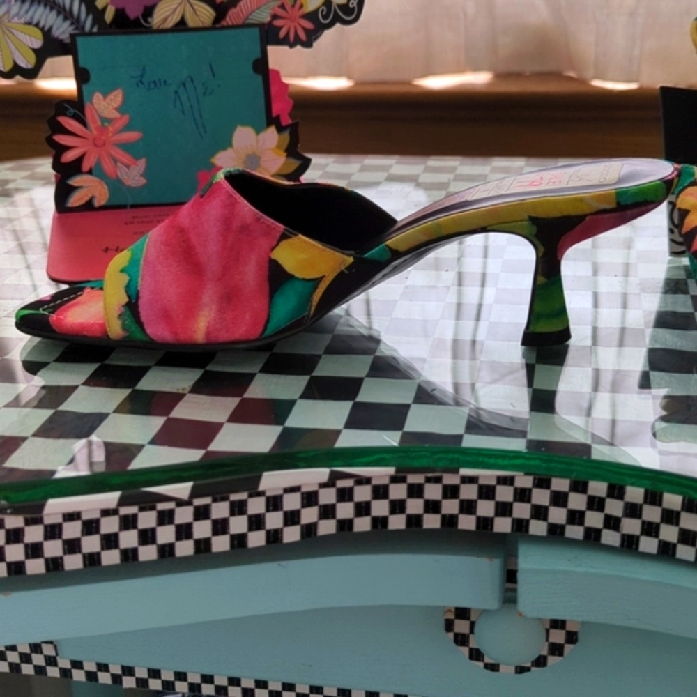 Donald J. Pliner (Italian) - Flowered shoes - Picture 3 of 3